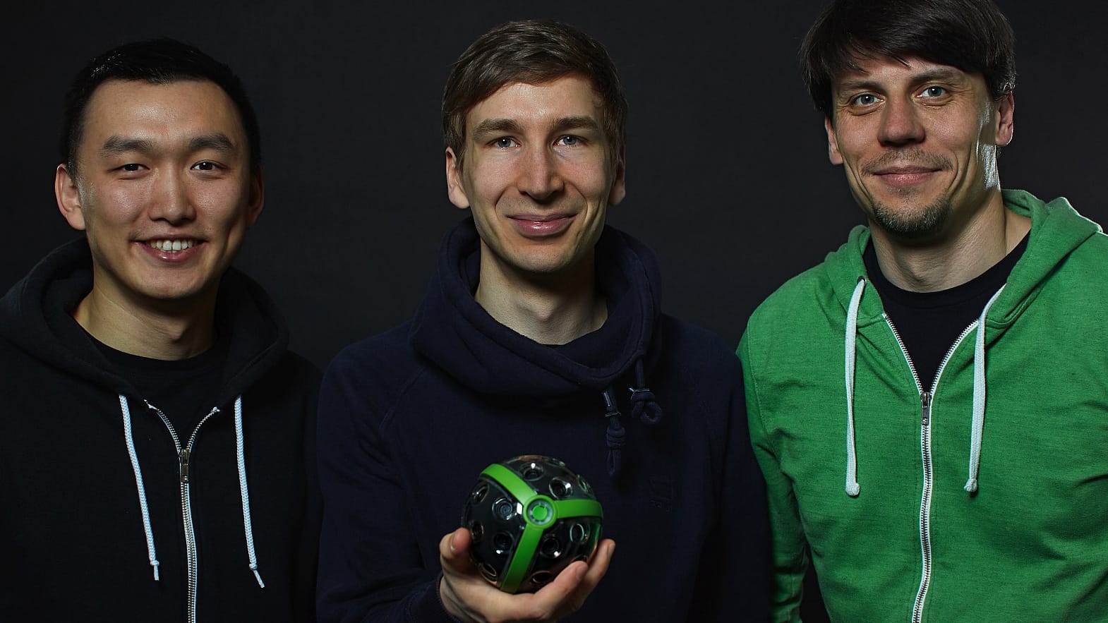 Mit seinen beiden Freunden Björn Bollensdorff (r.) und Qian Qin (l.) gründete Jonas Pfeil im Jahr 2012 das Berliner Startup Panono, um die Kamera in Serie zu fertigen. Inzwischen arbeiten rund 30 Mitarbeiter für die Tüftler.