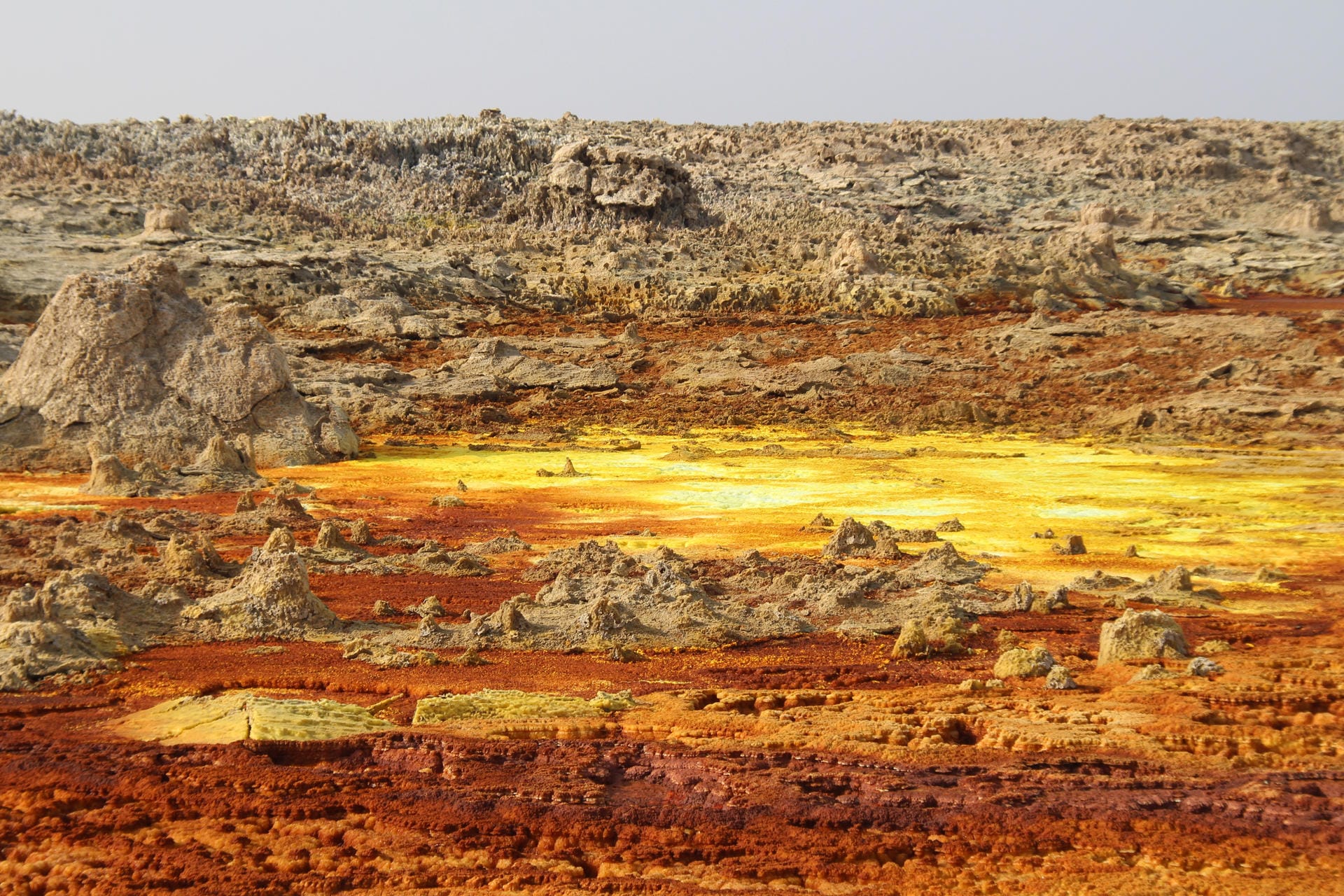 Die Farben erinnern an ein Videospiel. Die Schwefelebenen sind eine der Attraktionen der extrem lebensfeindlichen Danakil-Wüste.