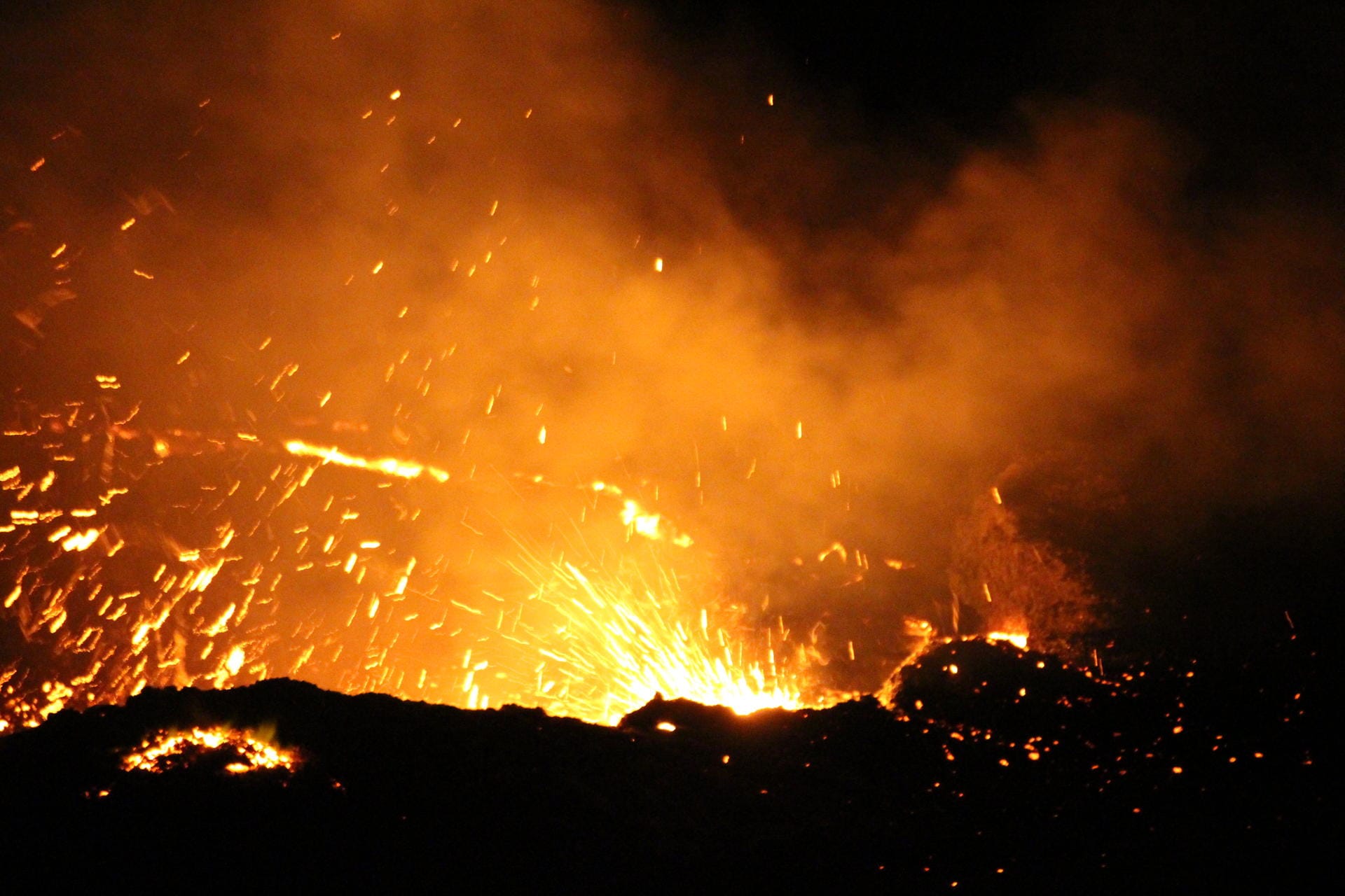 Eine weitere Attraktion der Wüste ist der Vulkan Erta Ale. Er ist einer der wenigen dauerhaft aktiven Vulkane weltweit, die man besuchen kann. Bei einer Wanderung kann man den permanenten Lavasee bestaunen.