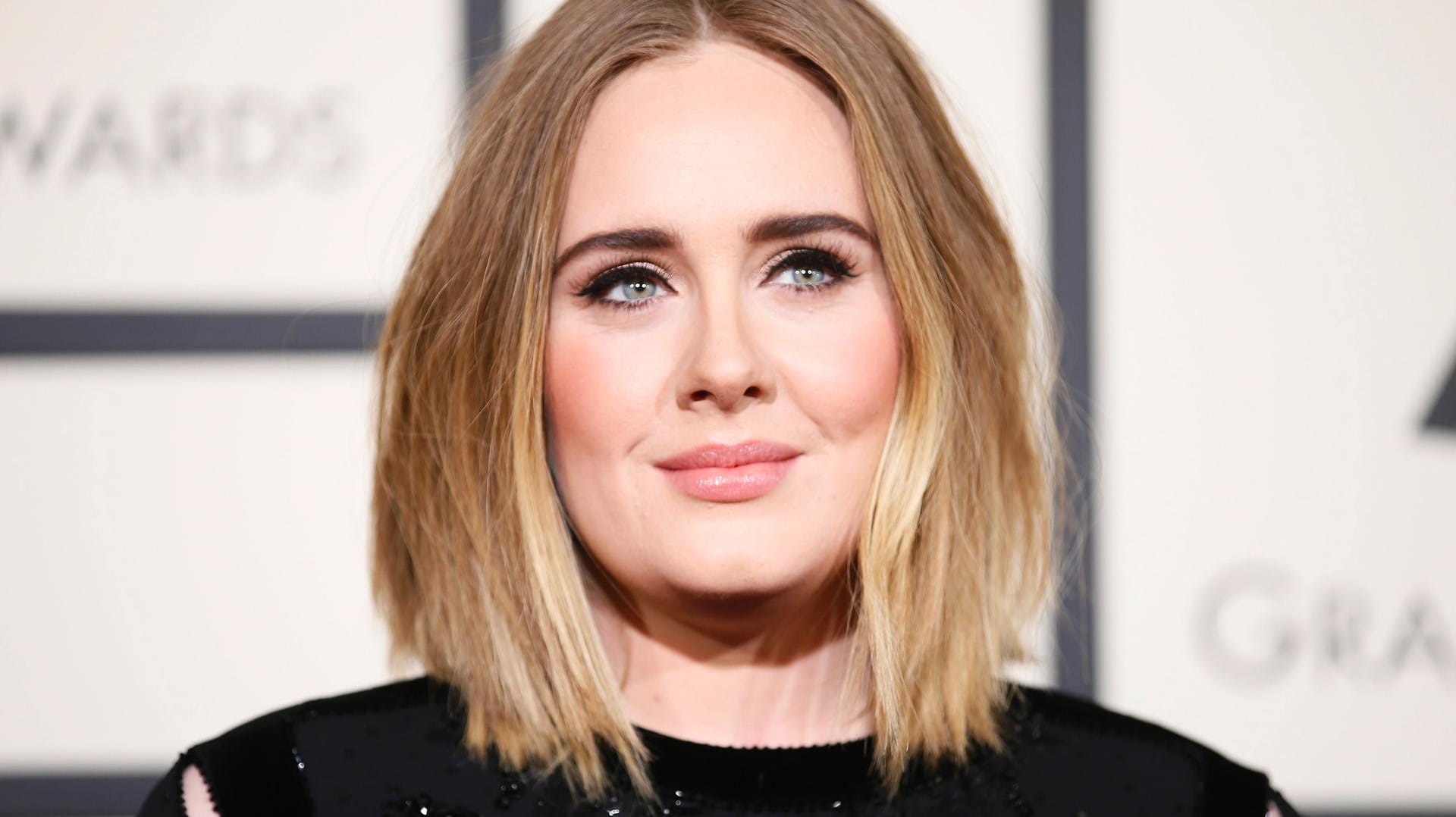 Adele spricht über die schwere Zeit nach der Geburt ihres Sohnes.