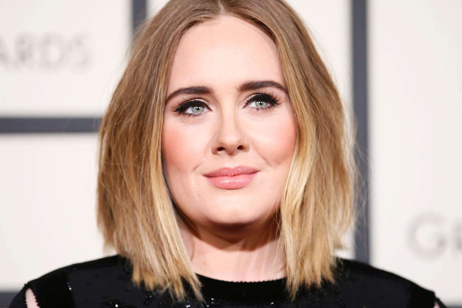 Adele spricht über die schwere Zeit nach der Geburt ihres Sohnes.