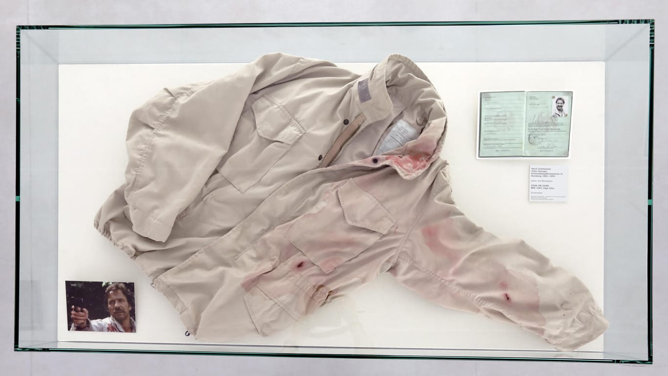 In der Ausstellung "1000 Tatorte" im Museum für Film und Fernsehen in Berlin wird unter anderem die Original-Jacke des "Tatort"-Kommissars Schimanski ausgestellt.