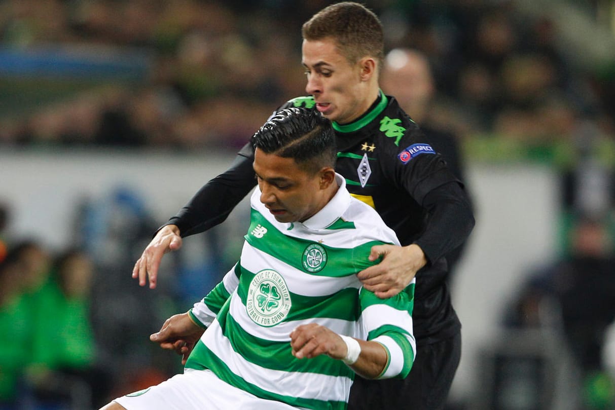Thorgan Hazard (re.) und Emilio Izaguirre von Celtic im Zweikampf.