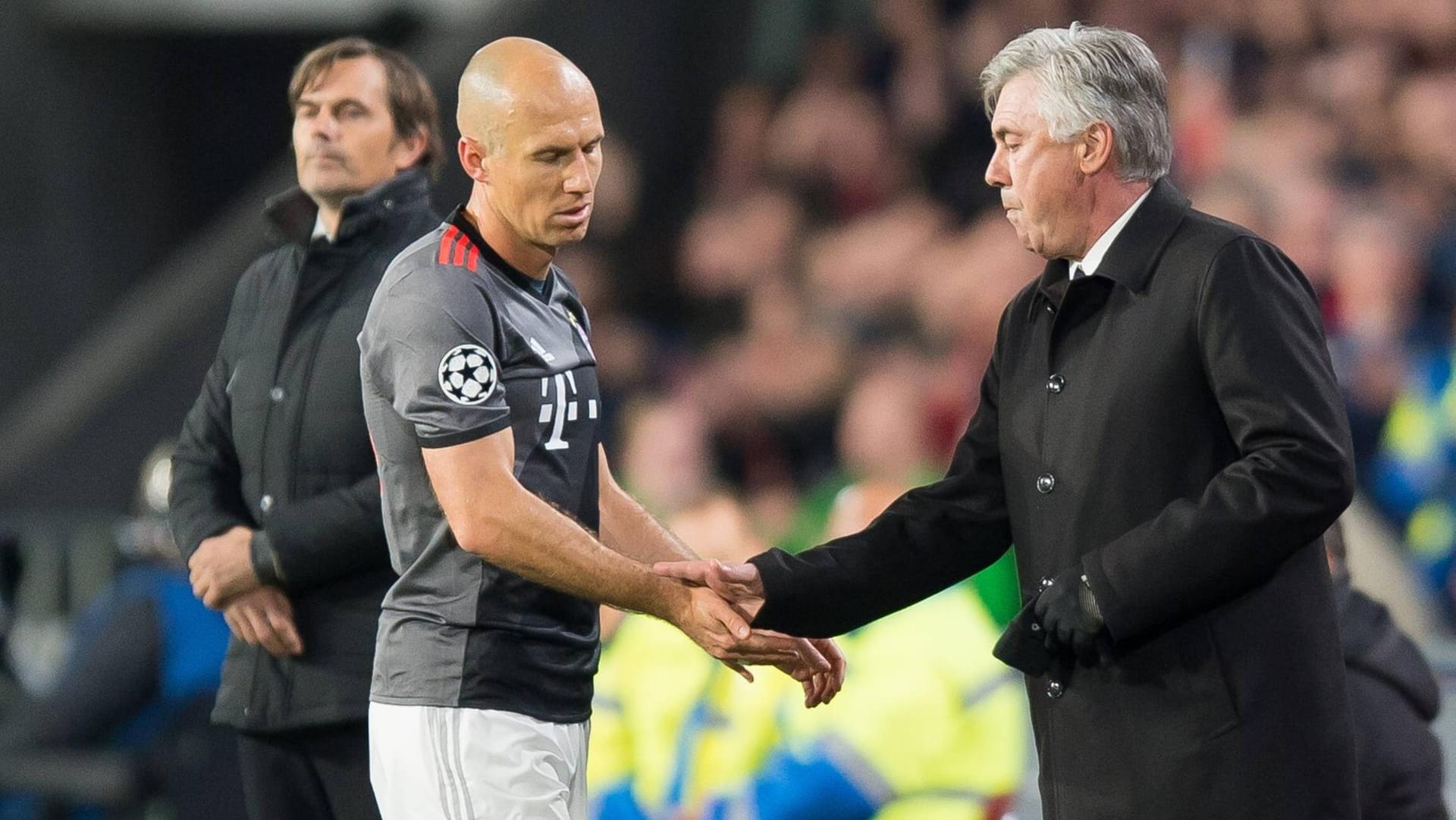 Enttäuschtes Abklatschen: Arjen Robben muss nach einer guten Stunde vom Feld. Enttäuschtes Abklatschen: Arjen Robben muss nach einer guten Stunde vom Feld.