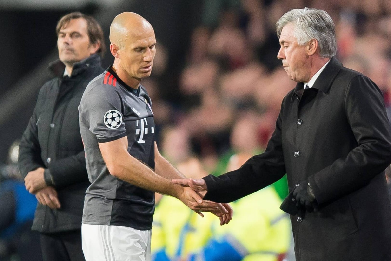 Enttäuschtes Abklatschen: Arjen Robben muss nach einer guten Stunde vom Feld.