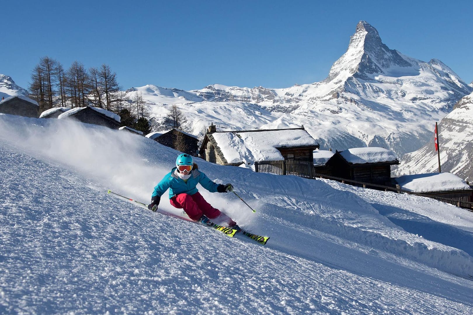 Skifaher vor dem Matterhorn.