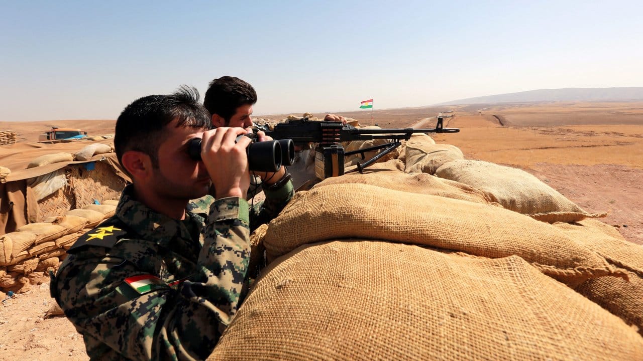 Kurdische Kämpfer an der Front im Irak.