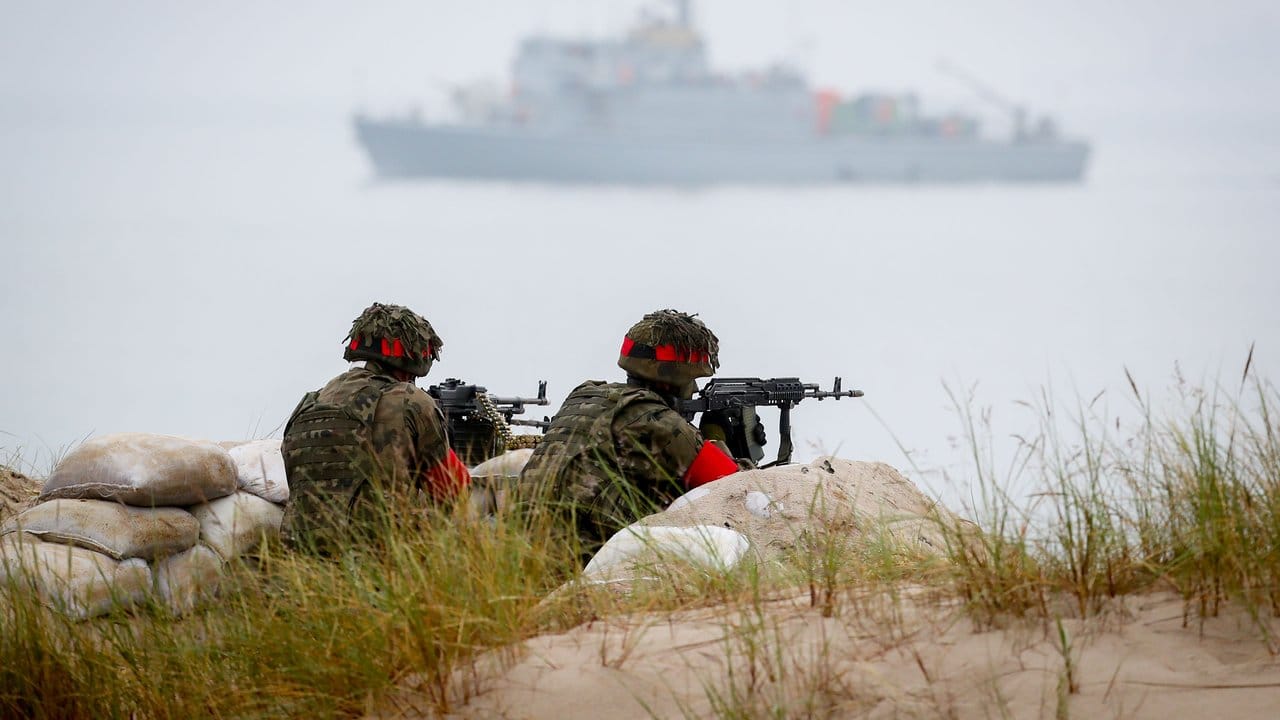 Beobachtungsposten bei einem Nato-Manöver an der polnischen Küste. Beobachtungsposten bei einem Nato-Manöver an der polnischen Küste.