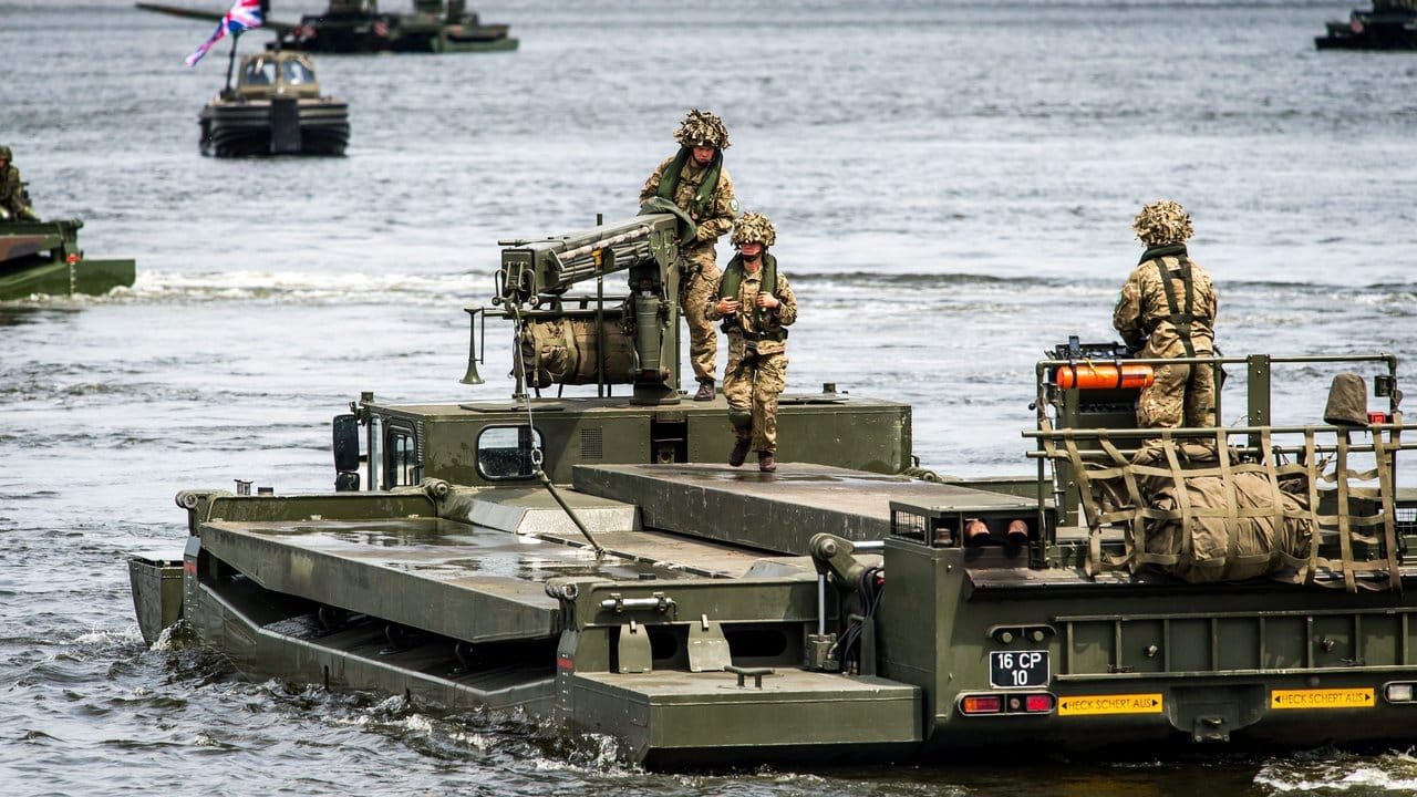 Bau einer schwimmenden Brücke beim Manöver "Anaconda-16" in Polen. Bau einer schwimmenden Brücke beim Manöver "Anaconda-16" in Polen.