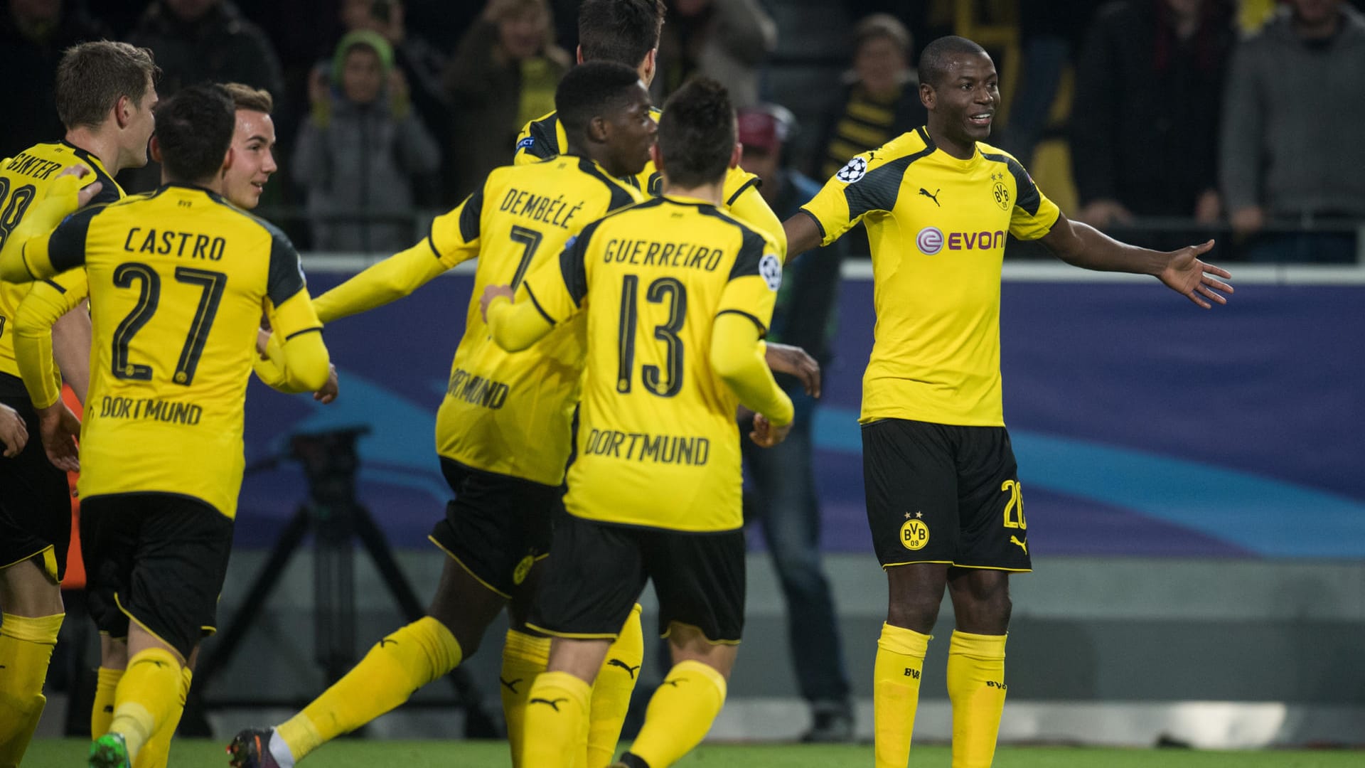 BVB-Angreifer Adrian Ramos (re.) lässt von seinen Mitspielern für sein Tor feiern.