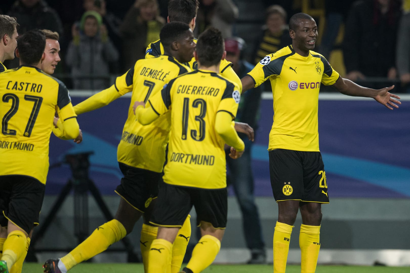 BVB-Angreifer Adrian Ramos (re.) lässt von seinen Mitspielern für sein Tor feiern.