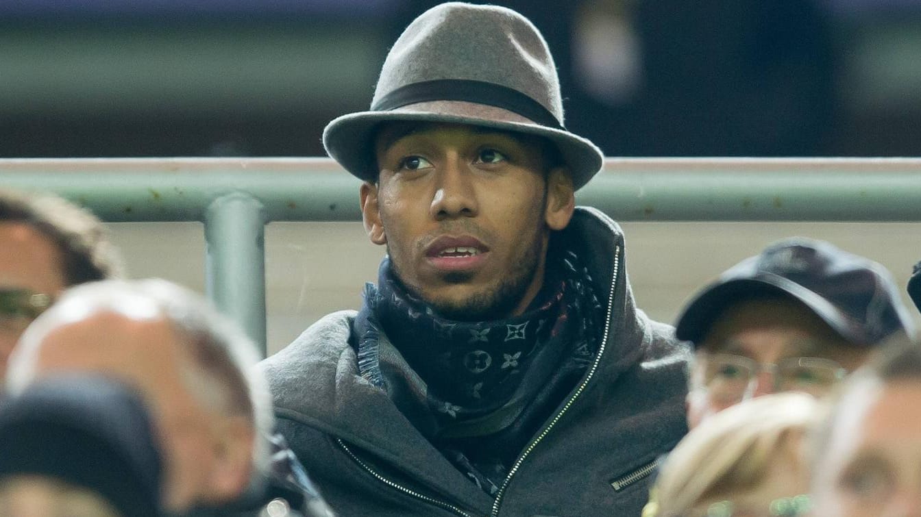 Nach seiner Suspendierung verfolgte Pierre-Emerick Aubameyang das Spiel gegen Lissabon von der Tribüne aus. Nach seiner Suspendierung verfolgte Pierre-Emerick Aubameyang das Spiel gegen Lissabon von der Tribüne aus.