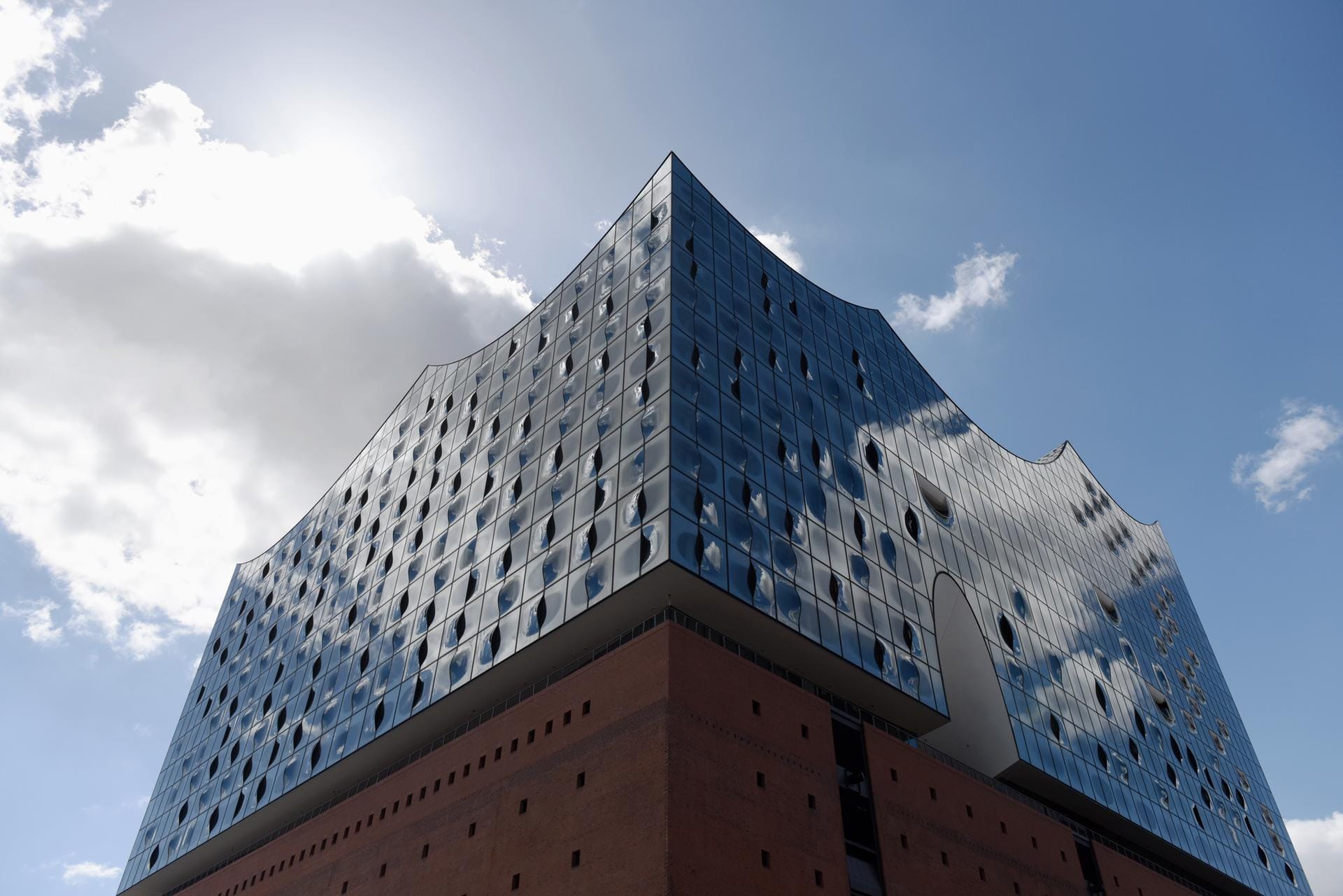 Neuer Zugang in Hamburgs Top-Hotellerie: Das Westin Hamburg Hafencity ist direkt in den oberen Stockwerken der Elbphilharmonie.