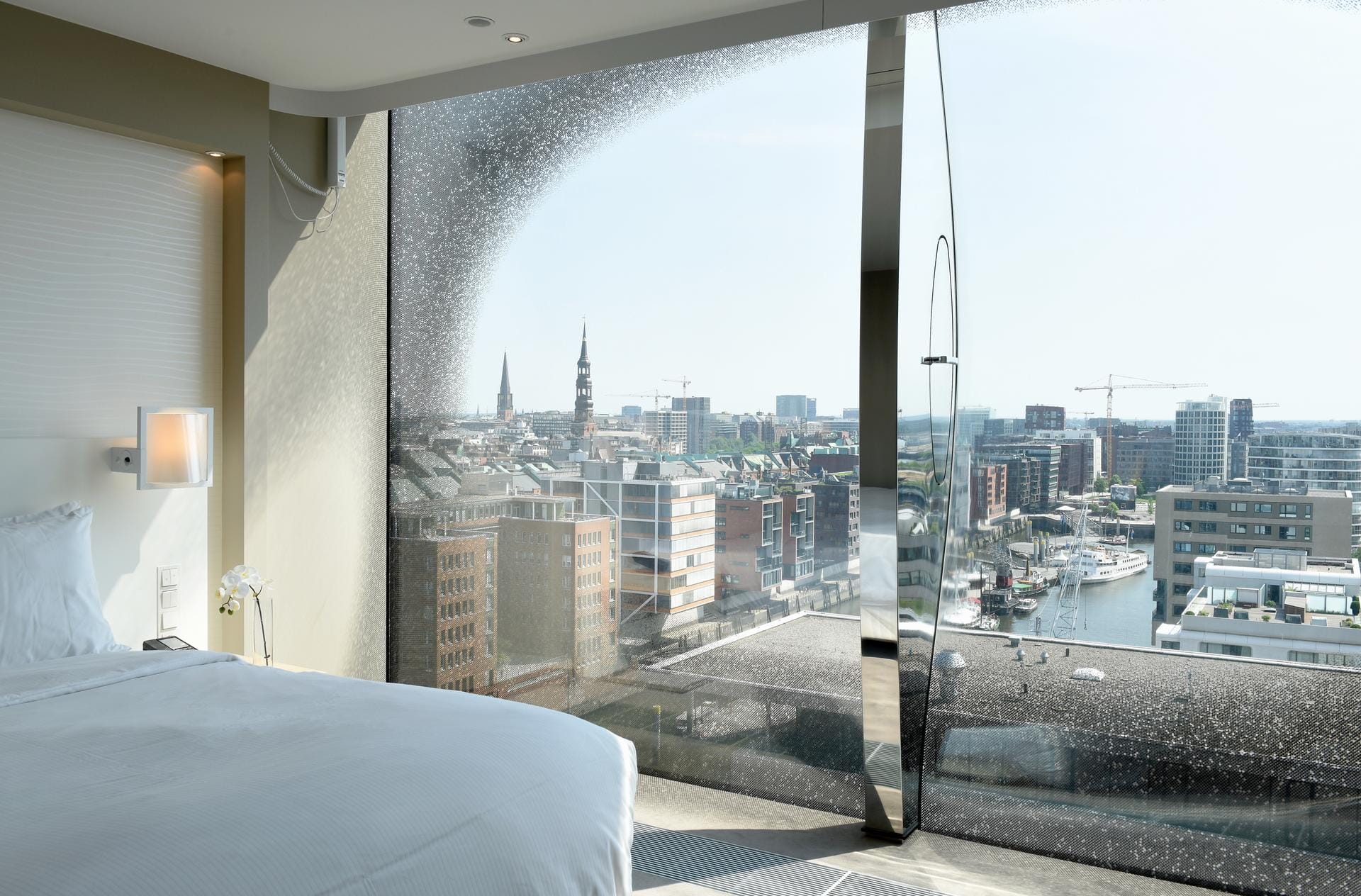 Die Zimmer des Nobelhotels punkten vor allem mit der Aussicht. Von den insgesamt 244 Zimmern und Suiten zeigen nur 33 zum Lichthof. Alle anderen haben Blick auf Hafencity, Innenstadt, Elbe oder Industriehafen.
