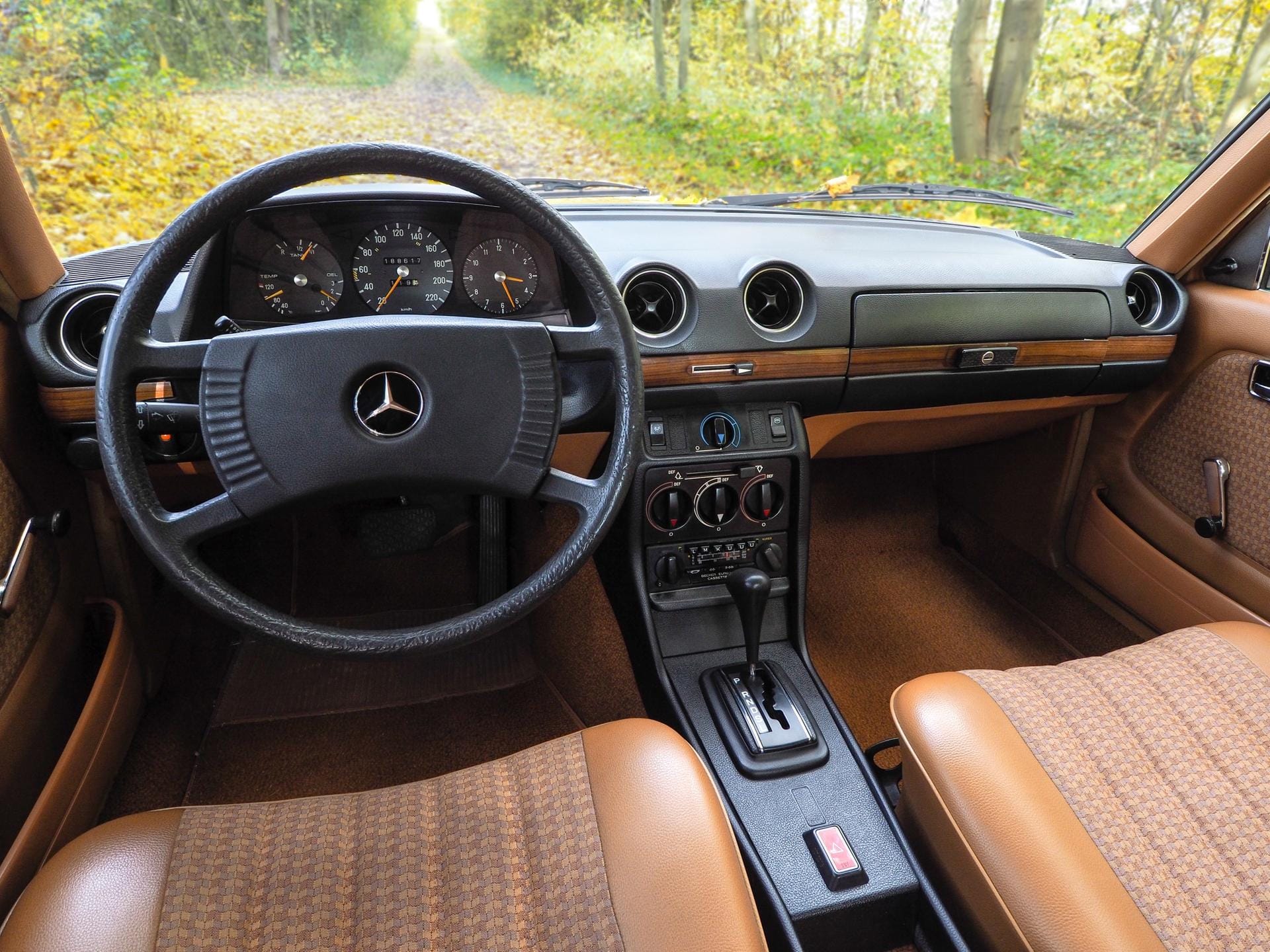 Klassisches Mercedes-Cockpit mit - wie heute auch - runden Lüftungsdüsen.