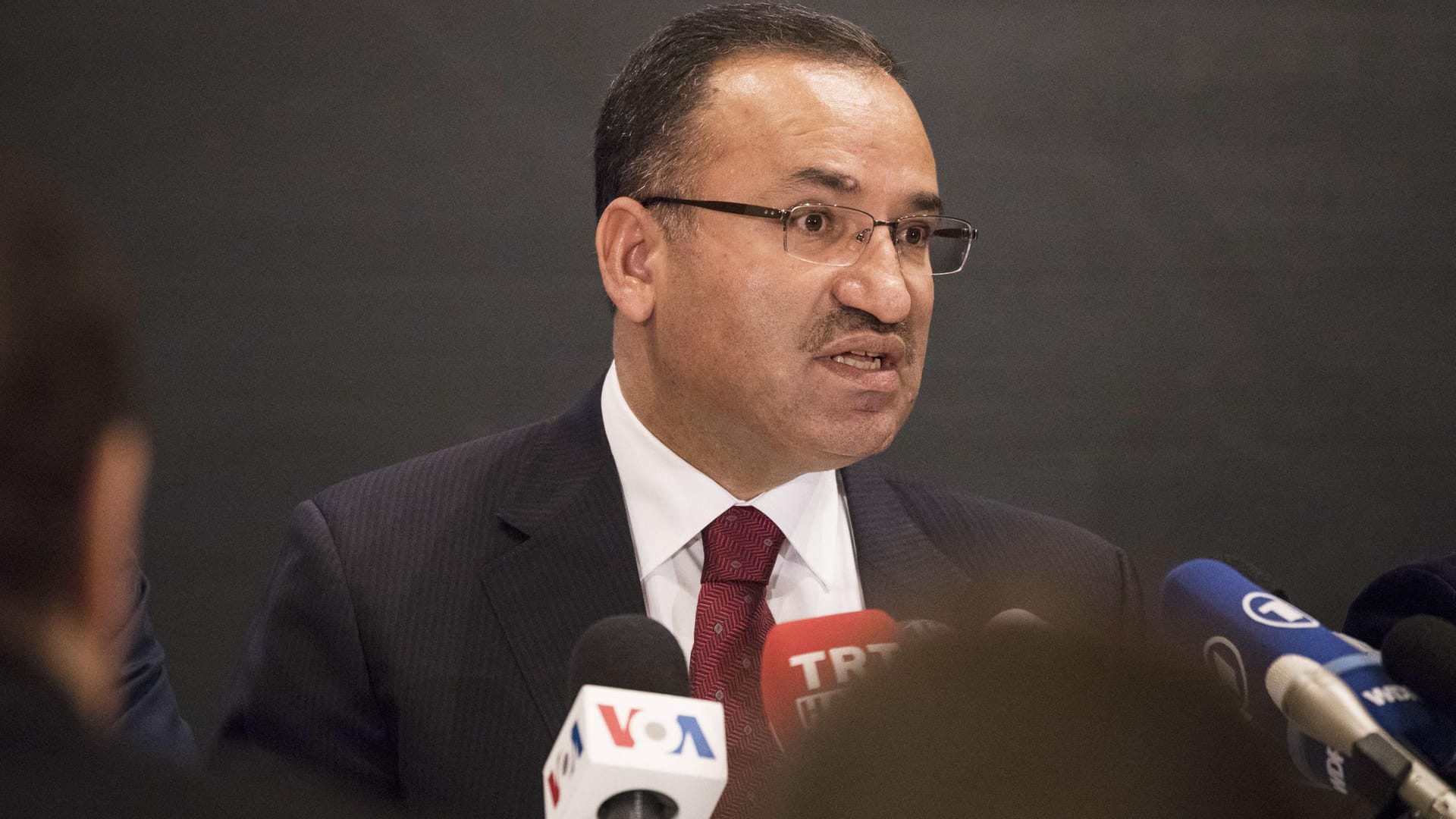 Der türkische Justizminister Bekir Bozdag wettert gegen angebliche Ungerechtigkeit in Deutschland.