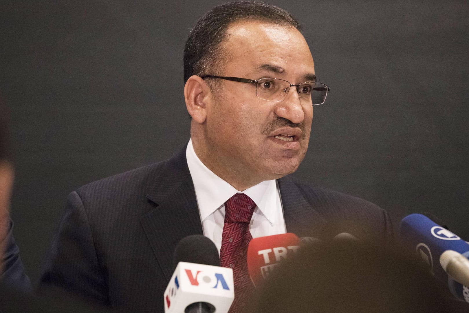 Der türkische Justizminister Bekir Bozdag wettert gegen angebliche Ungerechtigkeit in Deutschland.