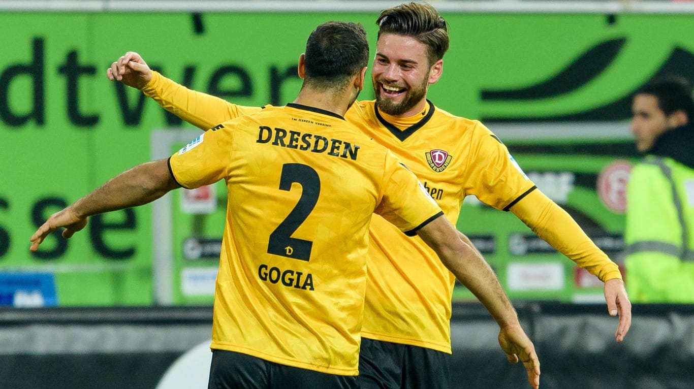 Dresdens Doppeltorschütze Akaki Gogia jubelt mit seinem Teamkollegen Niklas Kreuzer.