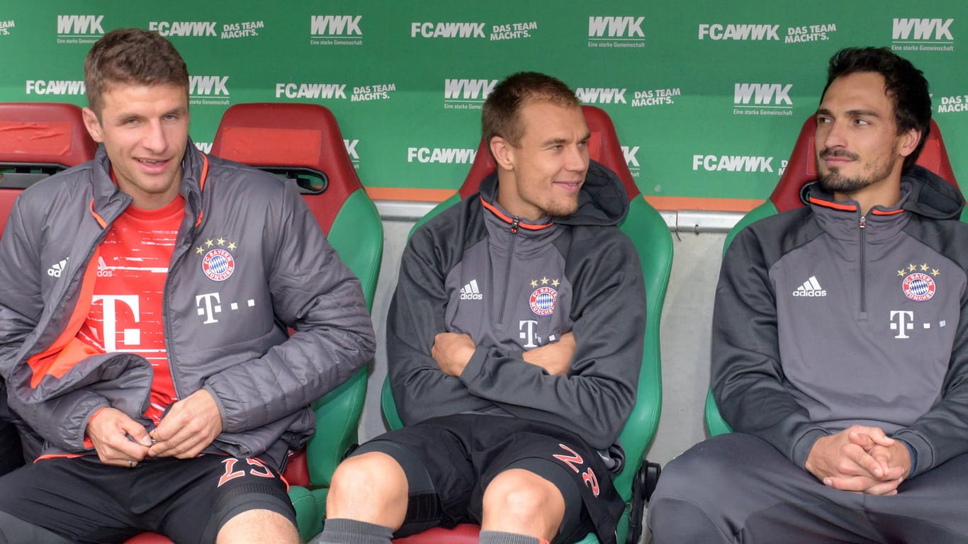 FC Bayern München: Thomas Müller, Holger Badstuber und Mats Hummels sitzen zu Spielbeginn auf der Bank.