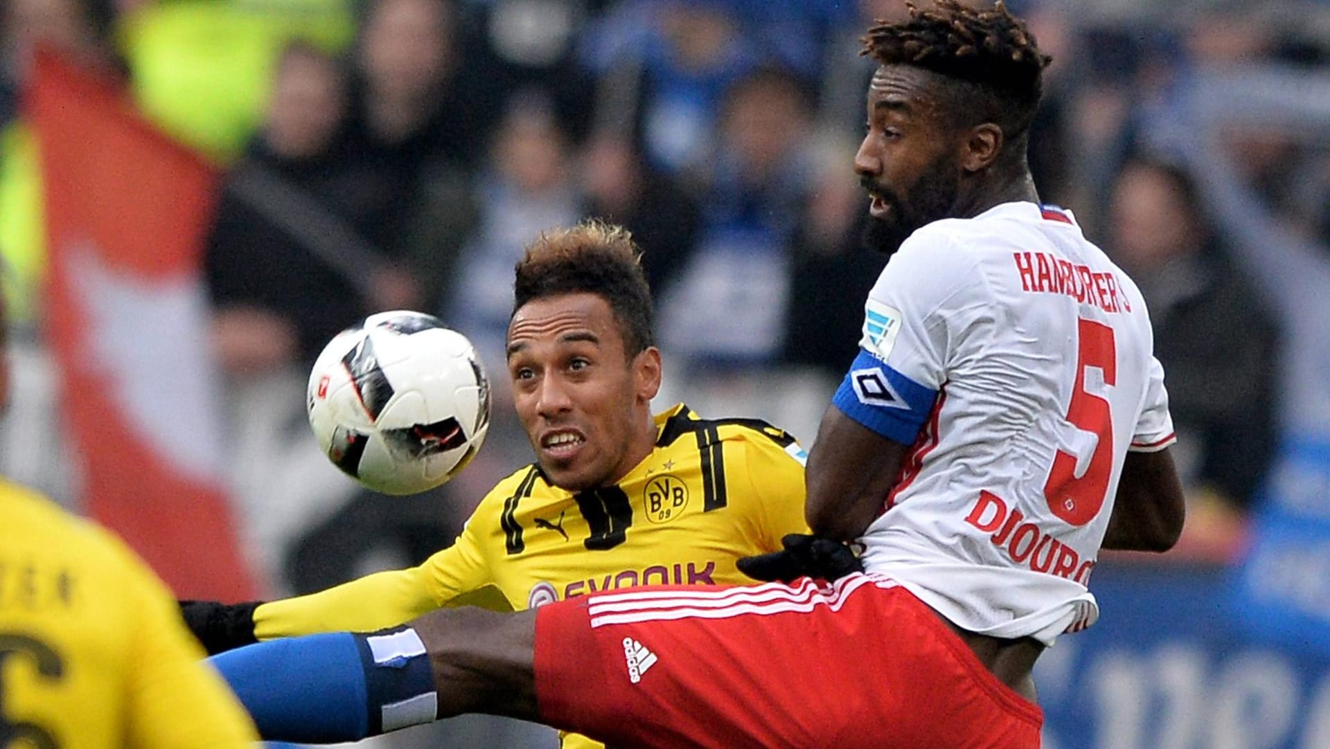HSV-Vertreidiger Johan Djourou (re.) bekommt Dortmunds Angreifer Pierre-Emerick Aubameyang nicht in den Griff. HSV-Vertreidiger Johan Djourou (re.) bekommt Dortmunds Angreifer Pierre-Emerick Aubameyang nicht in den Griff.