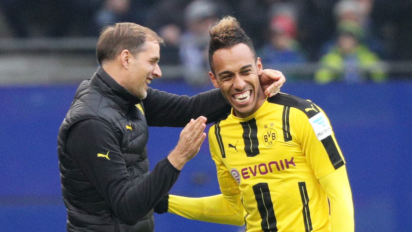 Dortmunds Trainer Thomas Tuchel (li.) und Pierre-Emerick Aubameyang freuen sich über Aubameyangs Treffer zum 1:0 beim HSV.