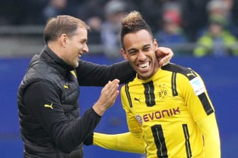 Dortmunds Trainer Thomas Tuchel (li.) und Pierre-Emerick Aubameyang freuen sich über Aubameyangs Treffer zum 1:0 beim HSV.