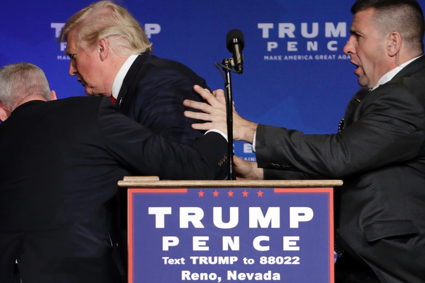 Nach dem Zwischenfall bei Trumps Wahlkampfauftritt konnten Sicherheitsmitarbeiter im Publikum keine bewaffnete Person ausmachen.