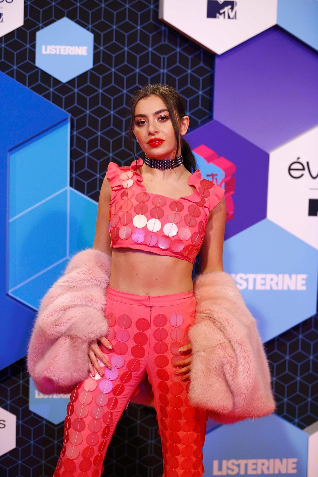 Pailetten. Plüsch. Pink. Sängerin Charli XCX im knalligen Retro-Stil.