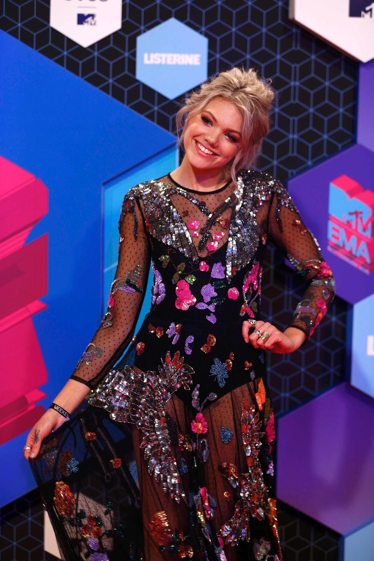Moderatorin Becca Dudley wählte ein Glitzer-Blümchen-Transparent-Outfit.