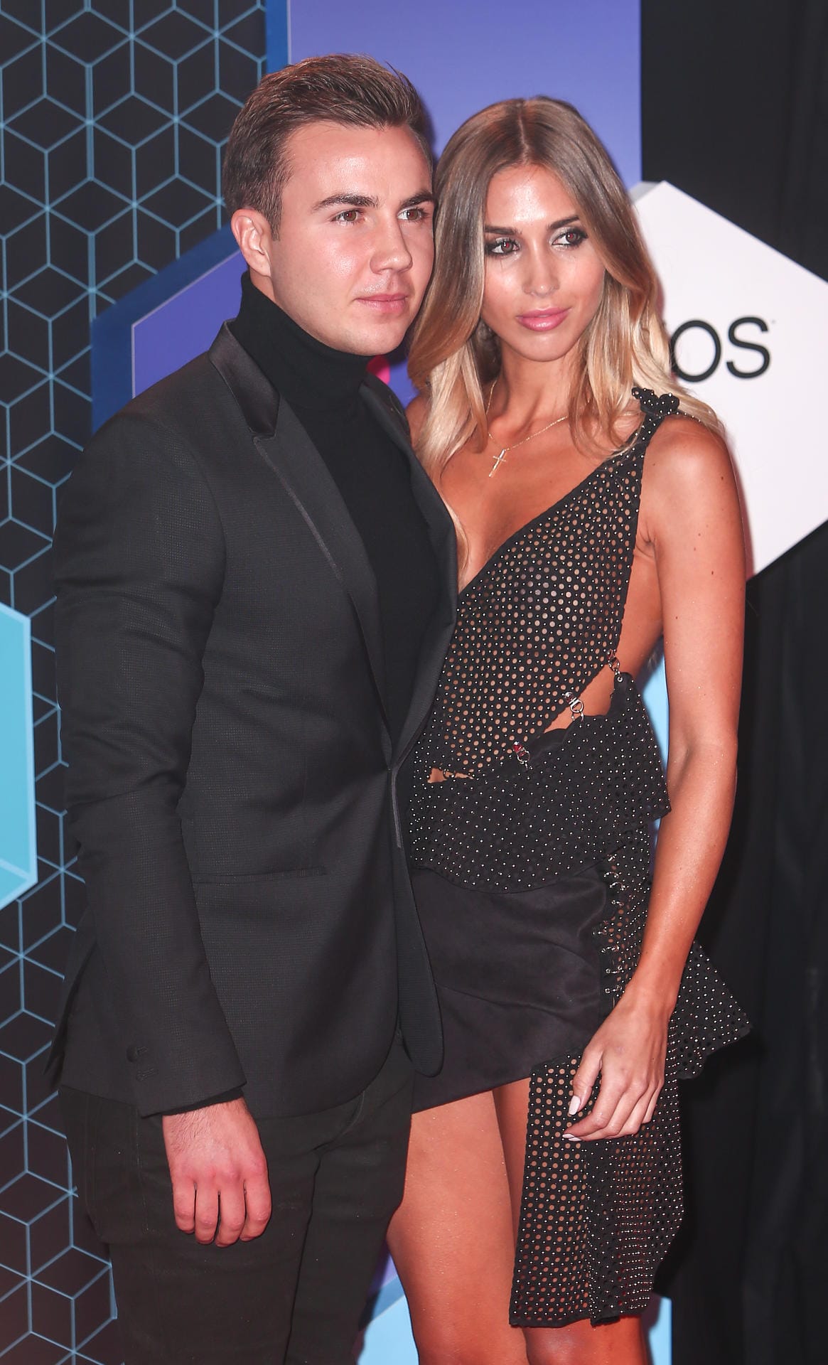 Mario Götze und Ann-Kathrin Brömmel ließen sich die MTV Europe Music Awards nicht entgehen. In ihrem Netz-Kleid war die Freundin des Kickers ein echter Hingucker.