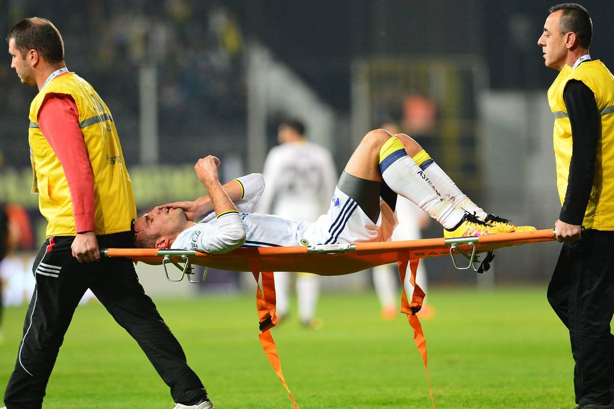 Aua-Lid: Robin van Persie wird mit einer Verletzung am Augenlid vom Platz getragen.
