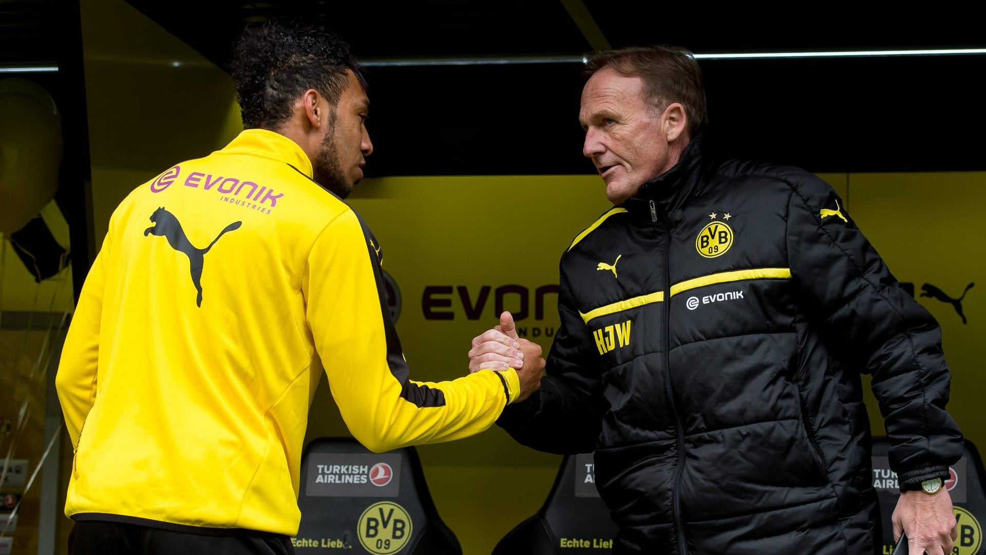 Hans-Joachim Watzke (re.) hält große Stücke auf BVB-Stürmer-Star Pierre-Emerick Aubamyang. Hans-Joachim Watzke (re.) hält große Stücke auf BVB-Stürmer-Star Pierre-Emerick Aubamyang.