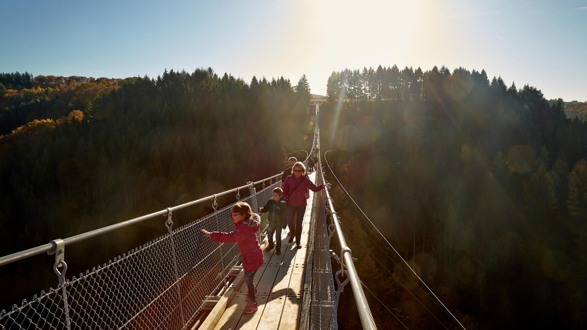 Herbstliches Abenteuer: Ein Gang über die 360 Meter lange Geierlay-Brücke, die längste ihrer Art in Deutschland.