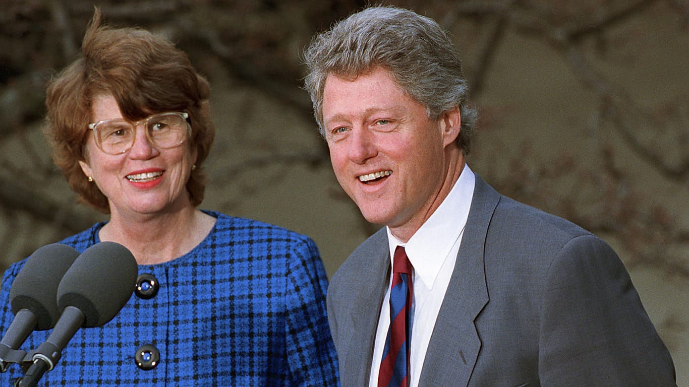 Janet Reno im Jahr 1993 bei ihrer Ernennung zur Justizministerin durch den damaligen Präsidenten Bill Clinton.