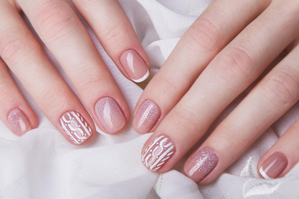 French manicure, Nude-Töne und grafische Muster: Diese Nageltrends sind alltagstauglich.