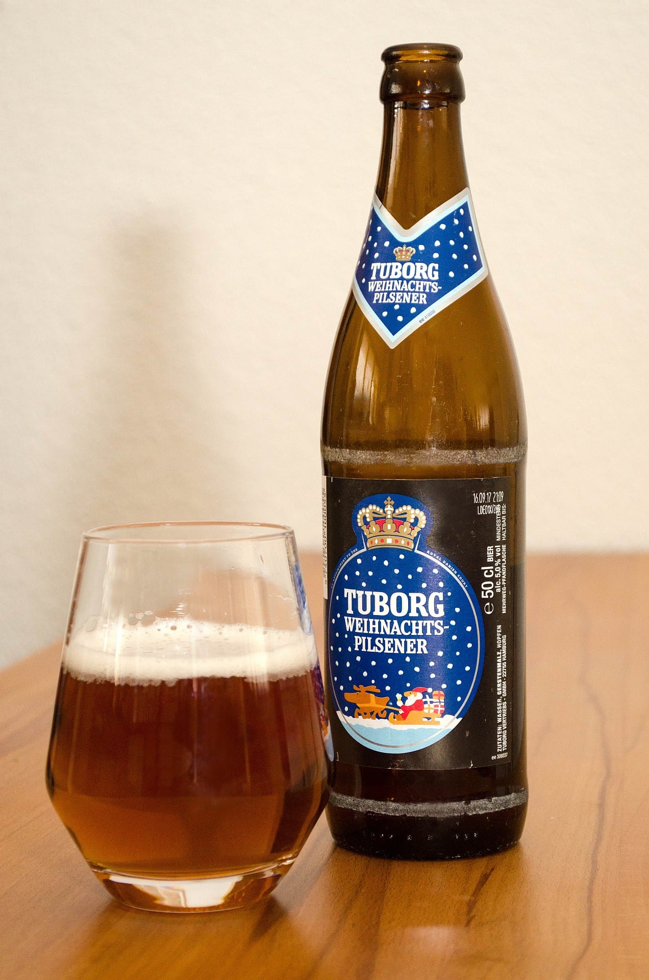 Das Tuborg Weihnachtspilsener schmeckt nach Malz, etwas Pferdestall und Asche mit kühlen, bitter-hopfigen Pilsnoten. Doch das Aromenspektrum ist für uns etwas zu eindimensional, im Nachhall entwickeln sich kräftige Bittertöne.