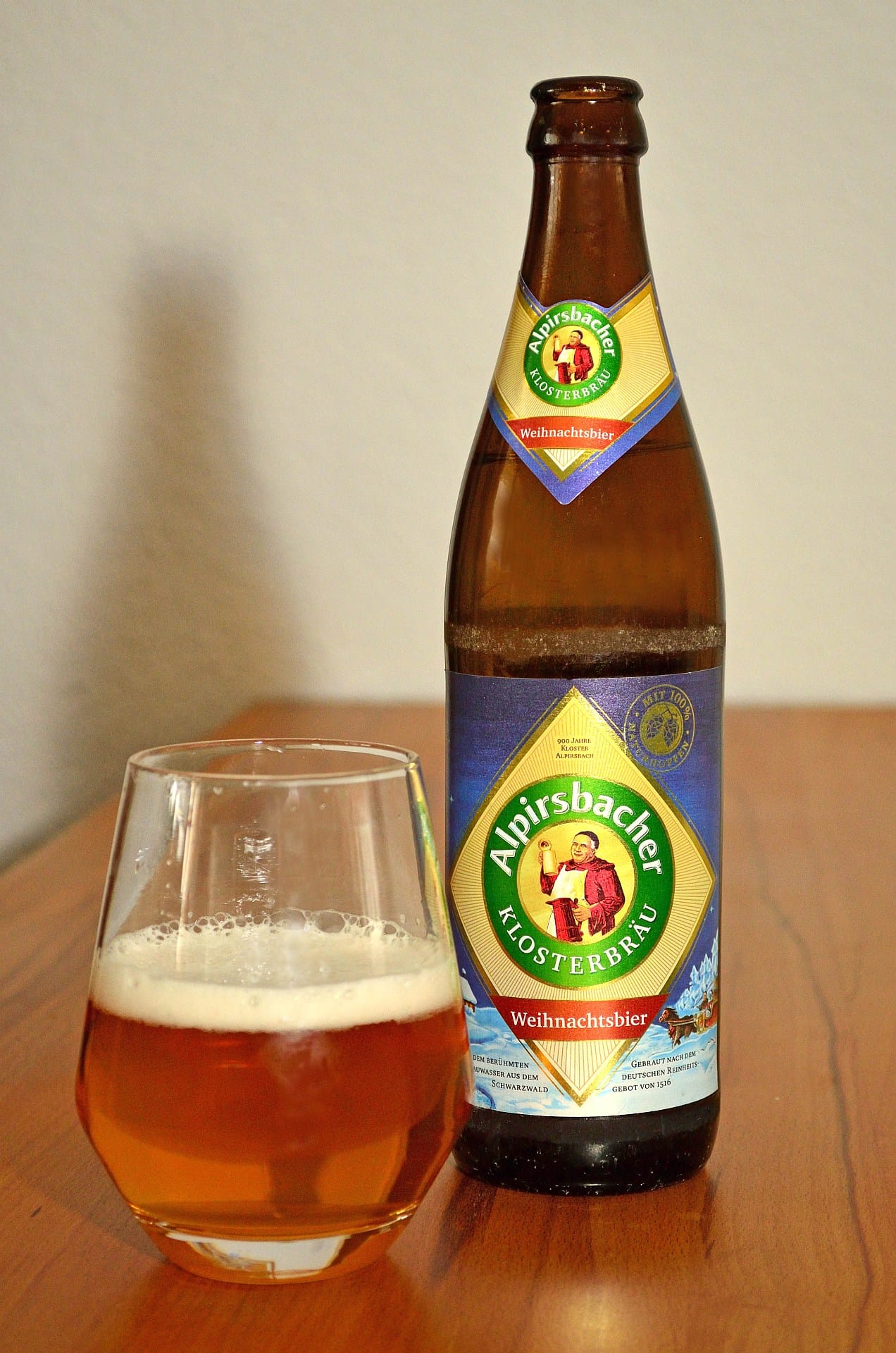 Seit 1880 wird dieses Bier in der Alpirsbacher Klosterbrauerei im Schwarzwald gebraut. Es schmeckt kühl und schlank mit Aromen nach frischem Holz, Hopfen, Rauch, kalter Asche und Schwarztee.