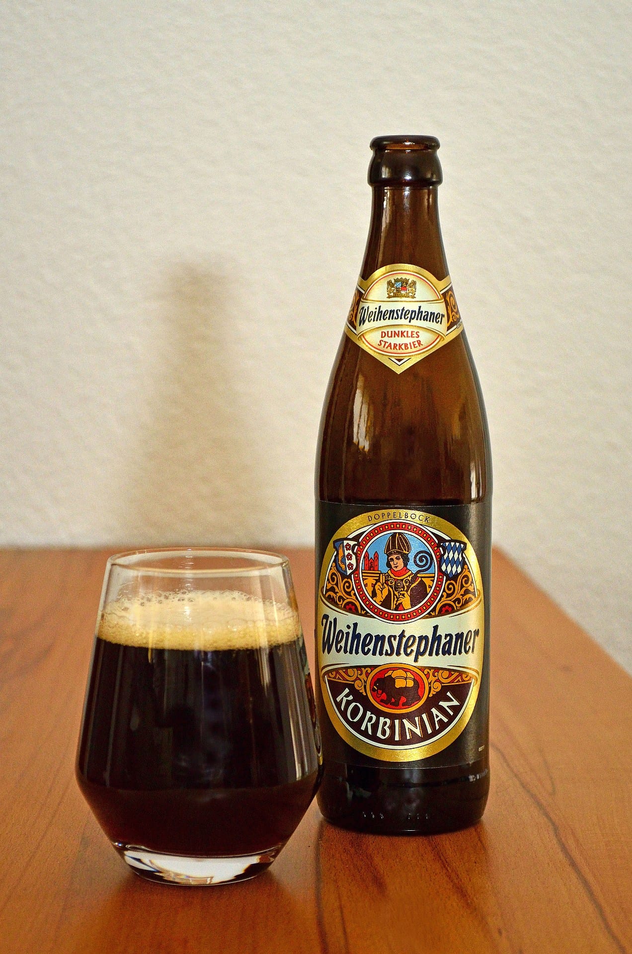 Der kraftvolle Doppelbock "Korbinian" der bayerischen Brauerei Weihenstephan schmeckt nach Lakritze, Rauch, Malz, Schwarzbrot und etwas Kümmel – Aromen so dunkel wie ein Herbstabend.