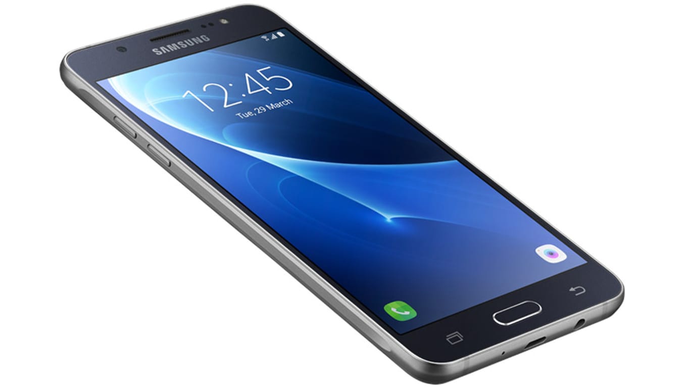Samsung hat das Mittelklasse-Smartphone Galaxy J5 im Jahr 2015 eingeführt, 2016 kam ein überarbeitetes Modell auf den Markt.