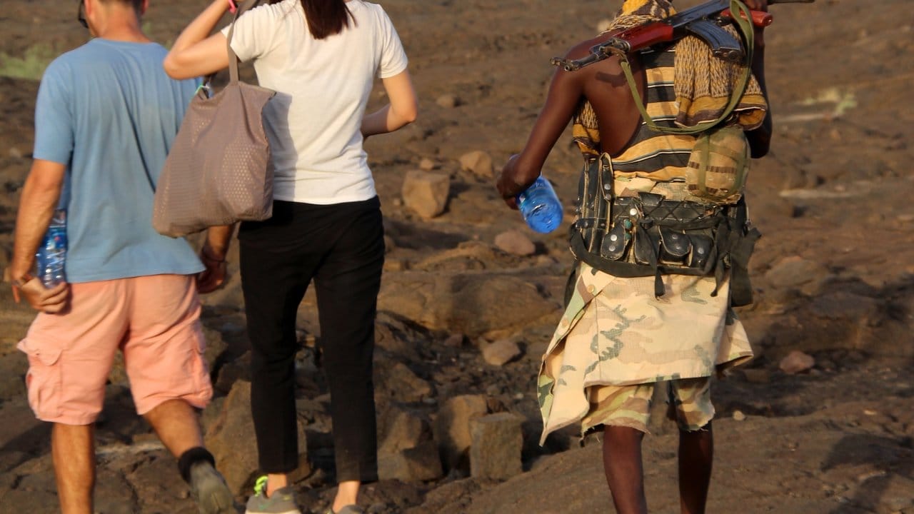 Wenn Touristen am Vulkan Erta Ale in der nordäthiopischen Danakil-Wüste wandern, begleiten sie schwer bewaffnete Soldaten.