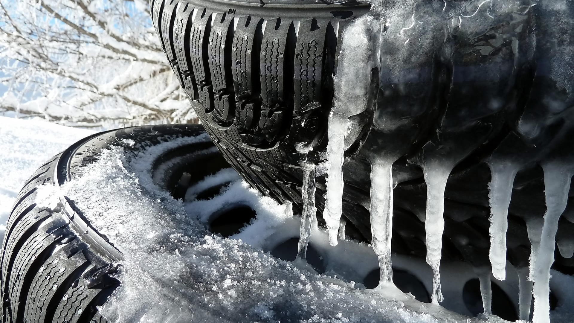 Winter-Billigpneus unterliegen im Test gegen Qualität-Ganzjahresreifen. Winter-Billigpneus unterliegen im Test gegen Qualität-Ganzjahresreifen.