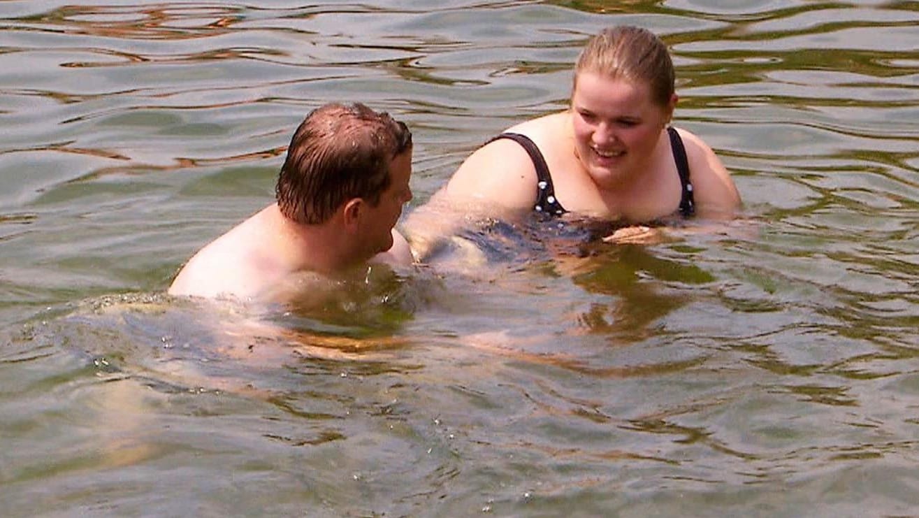 Milchbauer Klaus und Conny kommen sich beim Baden näher.