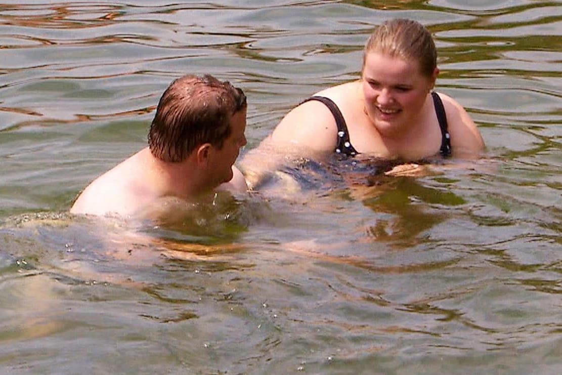 Milchbauer Klaus und Conny kommen sich beim Baden näher.