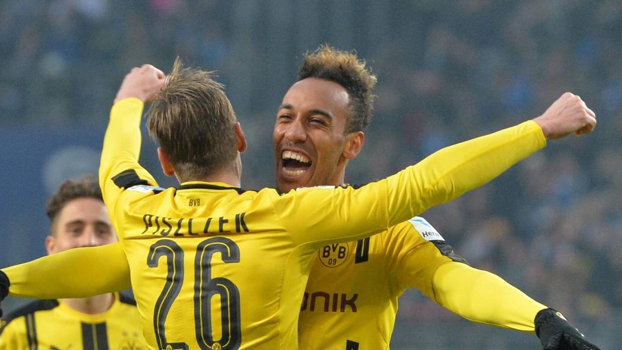 Pierre-Emerick Aubameyang freut sich mit Lukasz Piszczek über seinen Viererpack in Hamburg.
