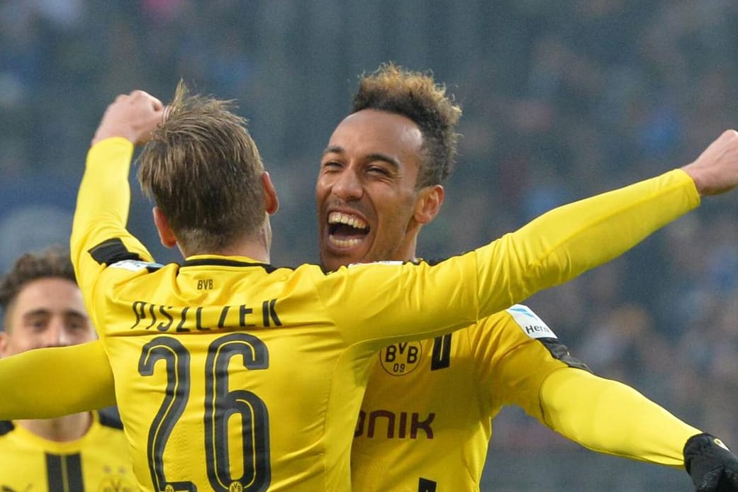 Pierre-Emerick Aubameyang freut sich mit Lukasz Piszczek über seinen Viererpack in Hamburg.