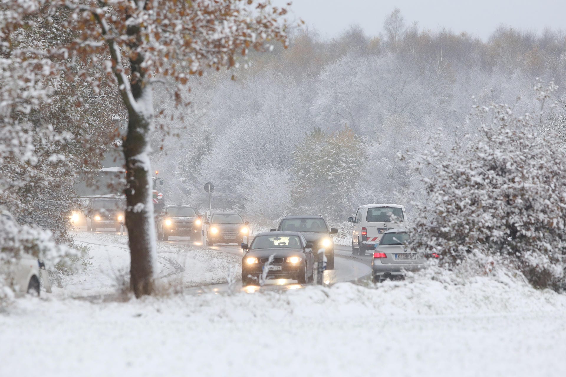 In dieser idyllischen Schneelandschaft, ebenfalls in Norderstedt, fahren die Autos im Schritttempo zur Arbeit.