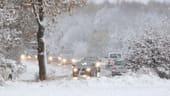 In dieser idyllischen Schneelandschaft, ebenfalls in Norderstedt, fahren die Autos im Schritttempo zur Arbeit.