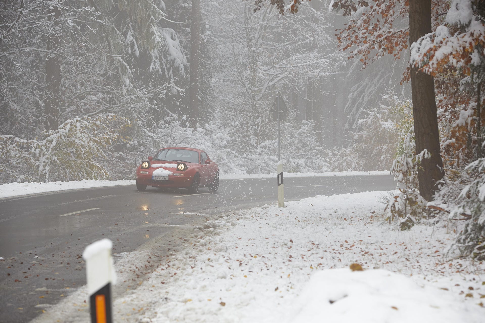 Auf einer Bergstraße in der Eifel bei Adenau in Rheinland-Pfalz waren die Straßenverhältnisse bereits am Vortag winterlich.