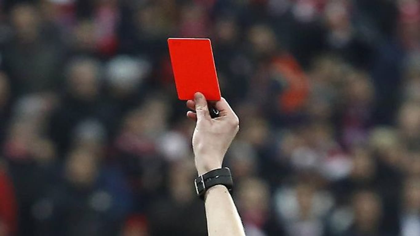 Eine Rote Karte gegen einen Spieler wurde einem Schiedsrichter in Mexiko zum Verhängnis.