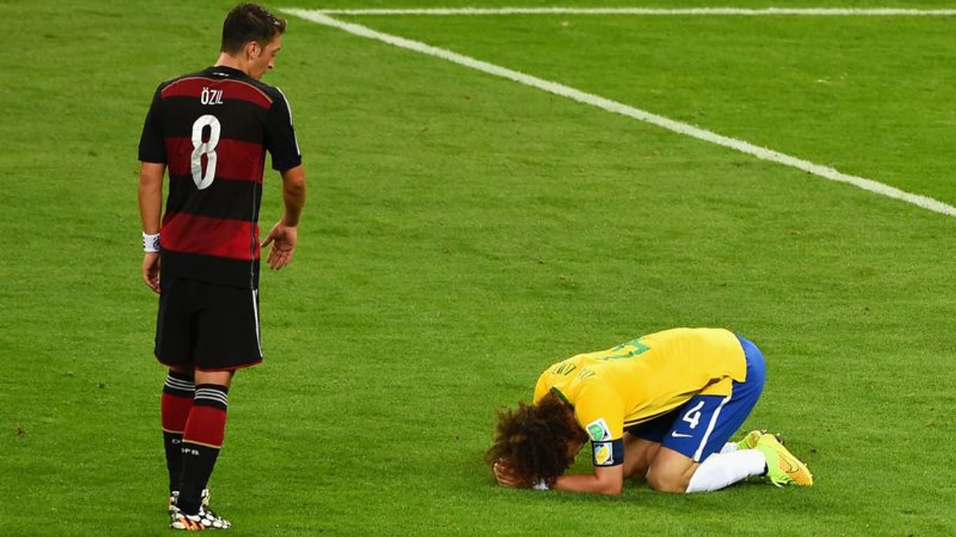 Nach der 7:1 Pleite gegen Deutschland tröstet Mesut Özil seinen Gegner David Luiz.